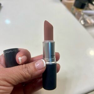 MAC 931 Teddy 2.0 Power Kiss Lipstick - Soft Brown